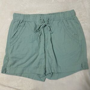 Women’s linen shorts with pockets.